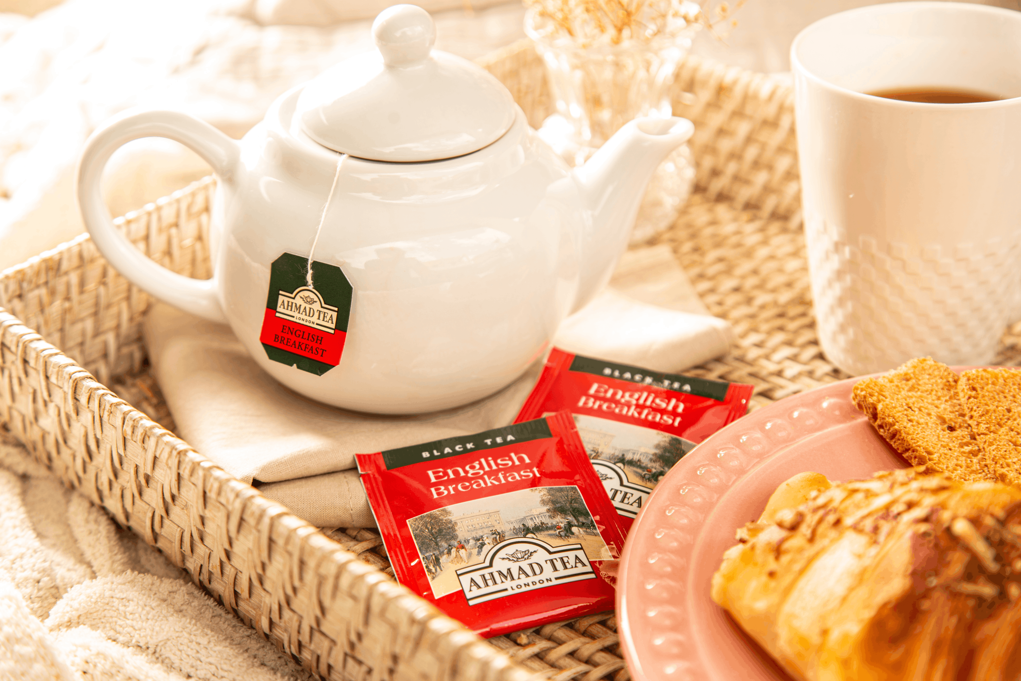 Konvice čaje Ahmad Tea English Breakfast se snídaní